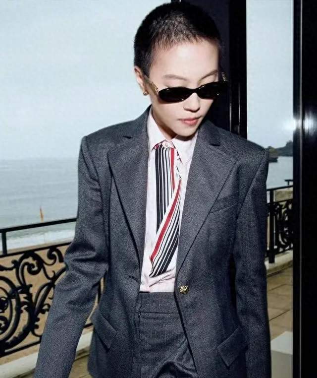 同母不同命？窦靖童妹妹被曝患病，20年未见父亲引热议