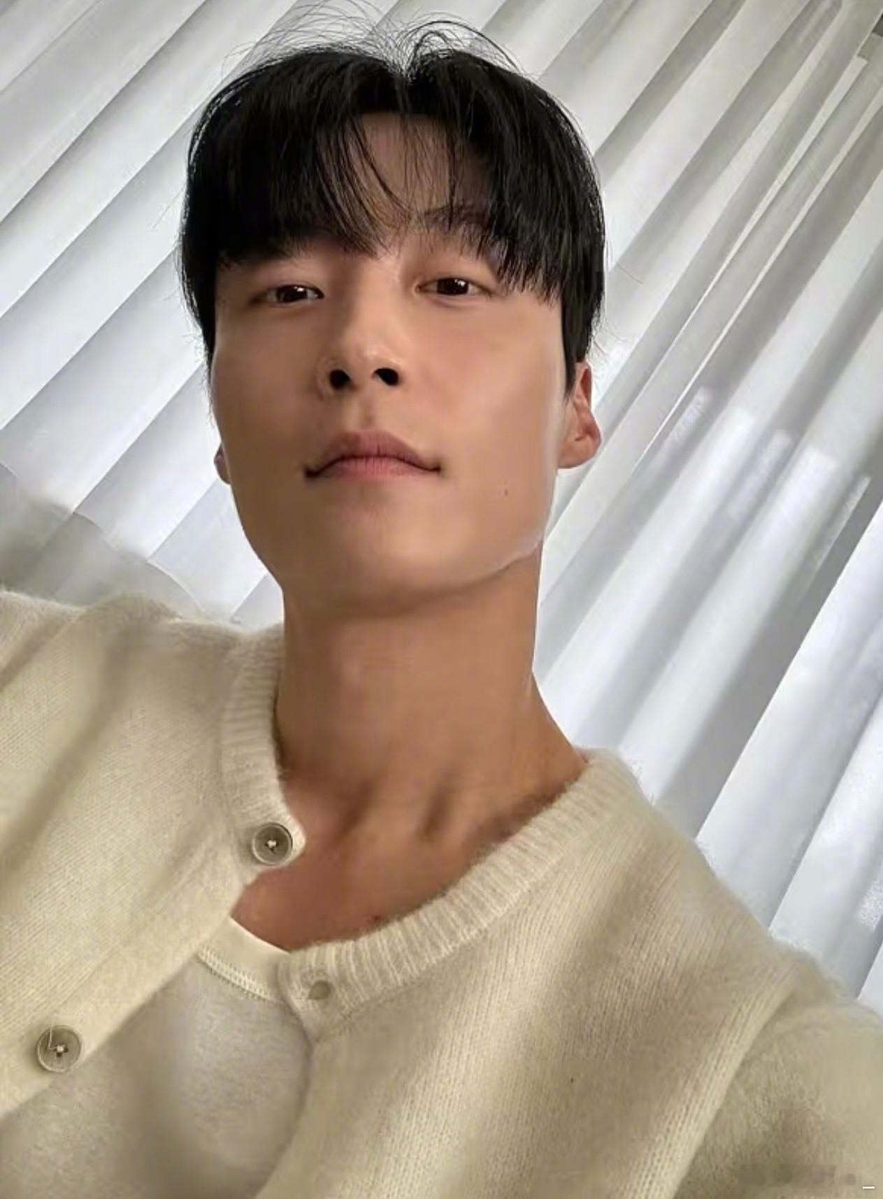 许楠俊三套韩式私服穿搭思路！三种风格解锁韩系男友穿搭范本，基础白 T 搭配阔腿裤