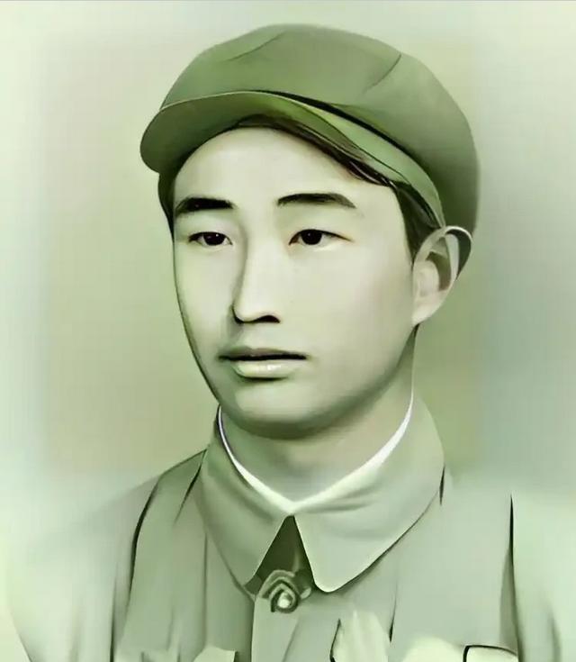 1943年，日军空袭时，18岁战士宋岭春仰面躲在草丛里，看飞行员探头出来，当敌机