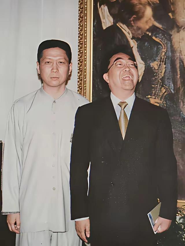 马未都技高一筹，施妙计找回好友陈逸飞赠送的雕塑作品。
这是1999年陈逸飞教授受