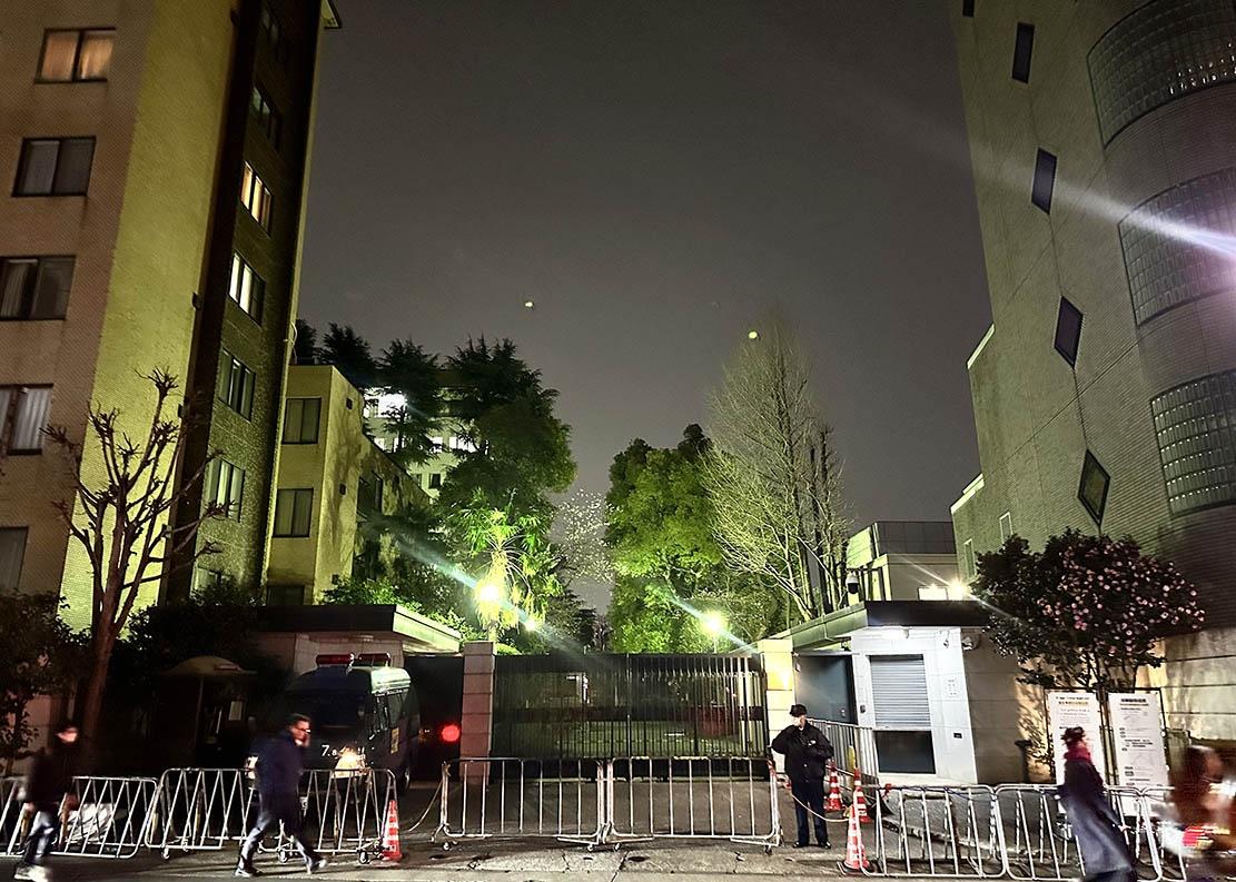 日本官方的暧昧态度和日本网民中一些罔顾事实的言论，就连日本传统五大报纸中立场最右