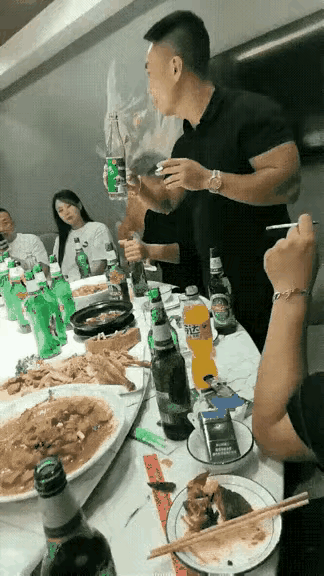 现在还有这样喝酒的，傻子一个，自己出事，可别连累别人。