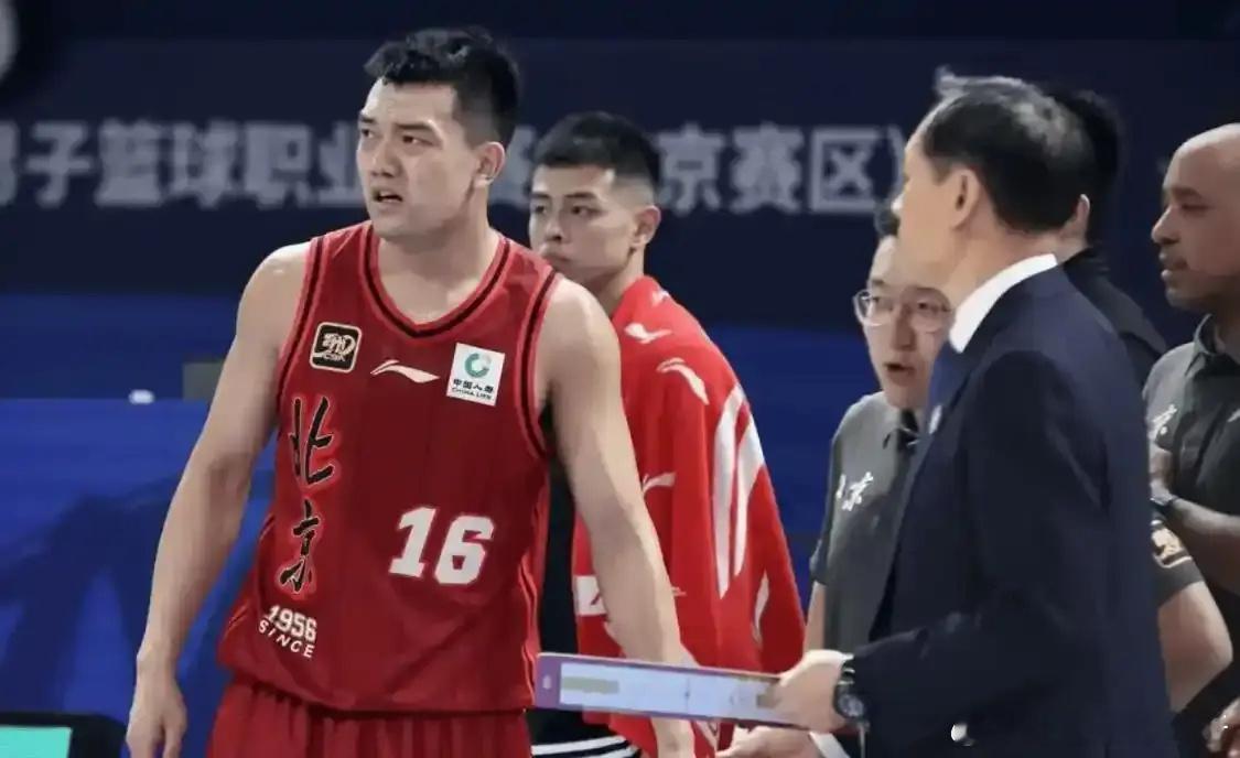 见鬼了！登场16分钟，所有数据都挂0，连犯规也是0，球迷：真混子如果不是北京队在