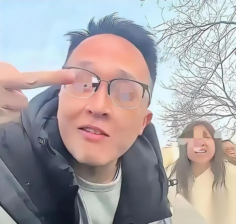 郑州这对夫妻，吵架时多凶

结果全网都在扒他们底裤！就因为停车挪车时有点小摩擦，