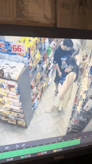 7月23日，浙江。一个女人穿了一条白裙子，和一个男人来到了一家超市买东西。当女人