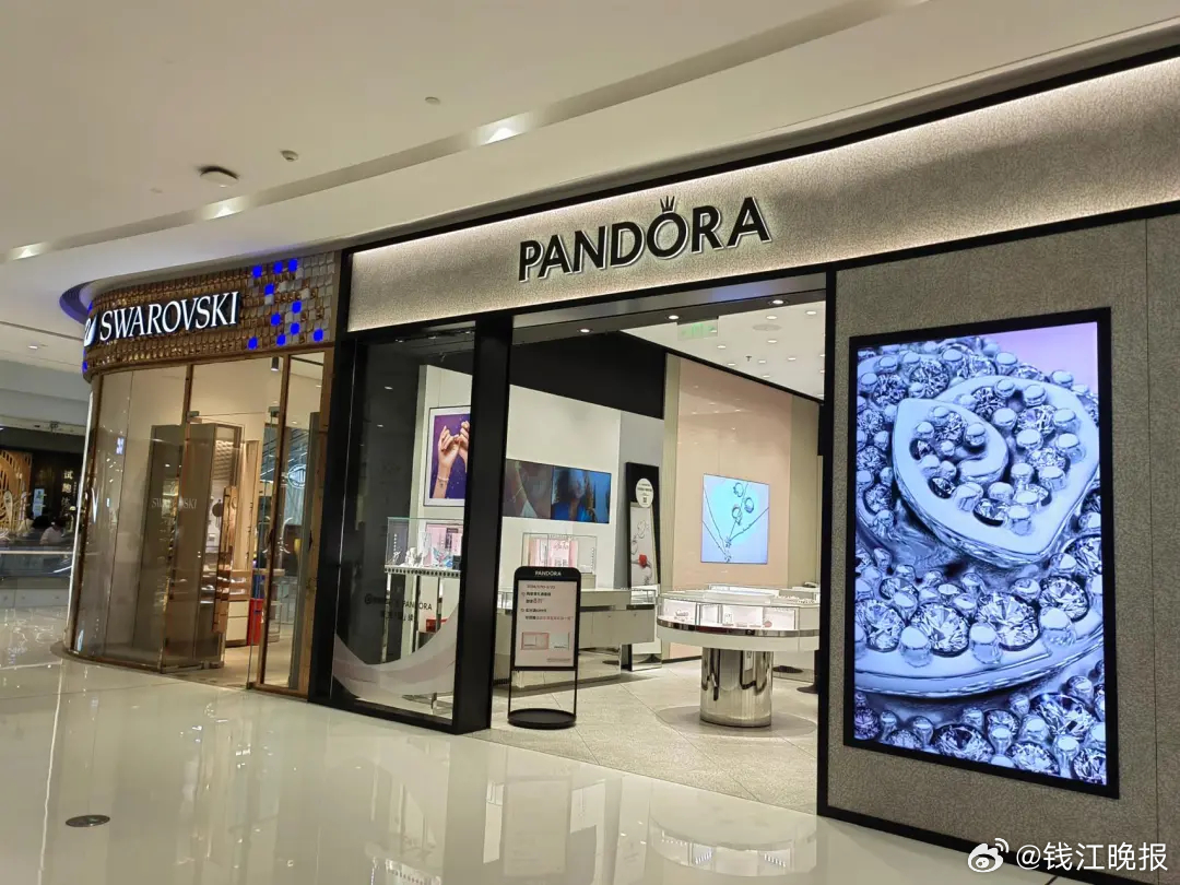 【#潘多拉突曝将关闭100家门店#】8月15日，丹麦珠宝品牌潘多拉发布二季度业绩