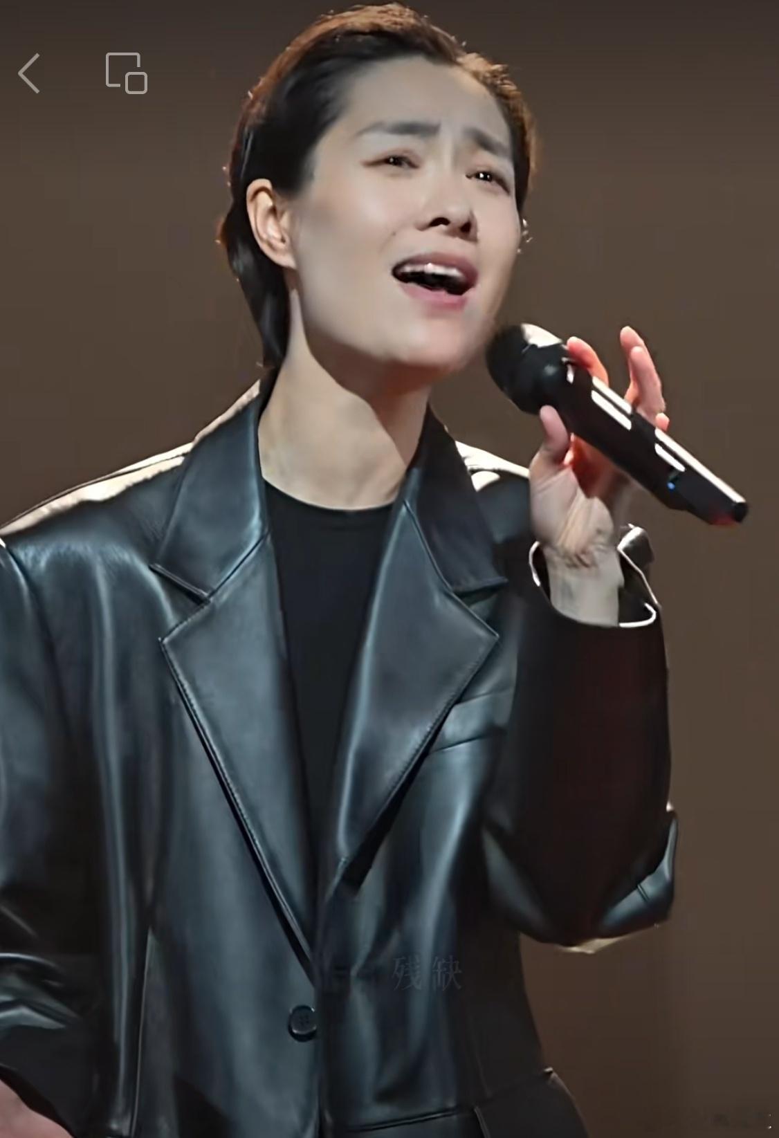 逃不过潮水注定要归还给暗礁候鸟注定要向北方低头就像绣花针牵引着丝线谁又能挣脱经纬