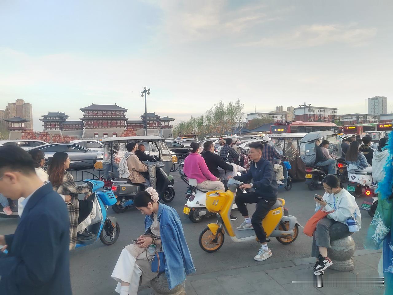 105 亿多吗？不多！因为对于咱洛阳在这个春节期间为接待游客而做的一切努力来说，