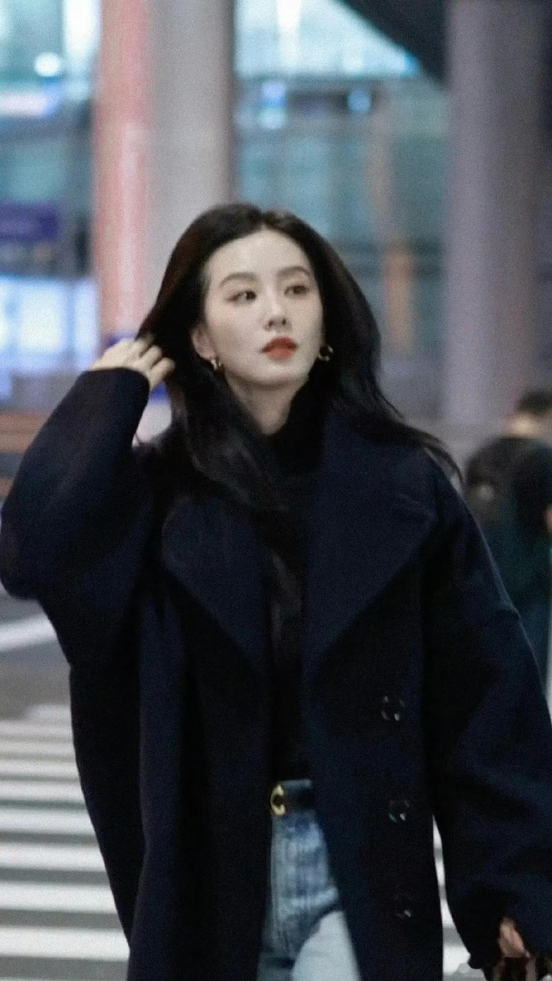 Celine全球大使刘诗诗巴黎看秀出发图来了，种草大衣了，好有气场啊[捂嘴哭] 