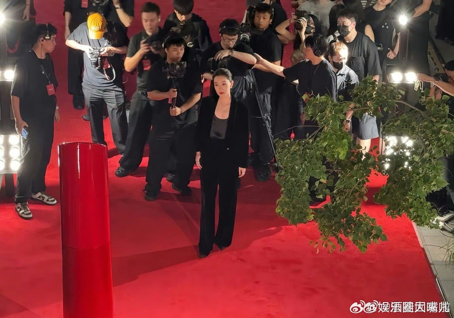 张小斐 影后松弛感 张小斐红毯穿流动感黑丝绒西装，内搭随性缎面刚柔并济。大光明鸡