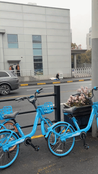 网友在街头拍到两位老人跪在马路边上乞讨要钱！
也不知道这俩人到底是真的有困难？