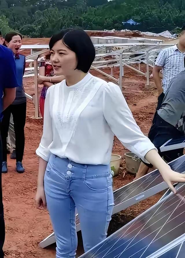 上联：一人难挑千斤担，
下联：众民易垒万仞山！