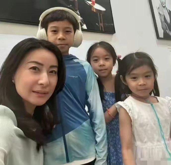 郭晶晶真的很会生，大儿子像太爷爷，二女儿又神似奶奶，小女儿又和爸爸如出一辙。基因