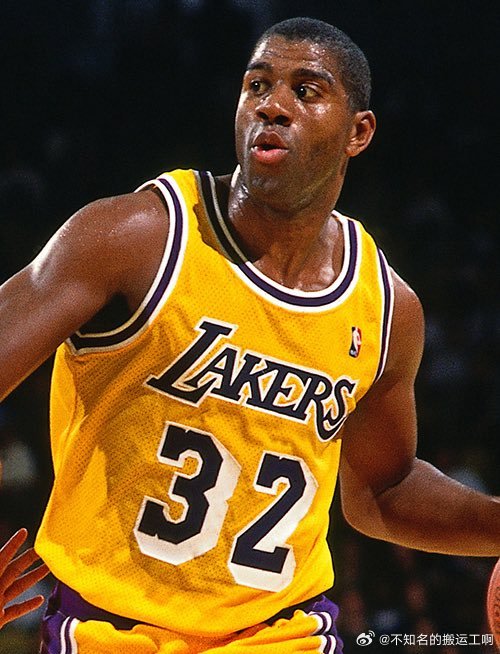 菲尼克斯太阳  德文·布克在历史得分榜上超越“魔术师”埃尔文·约翰逊，升至第89