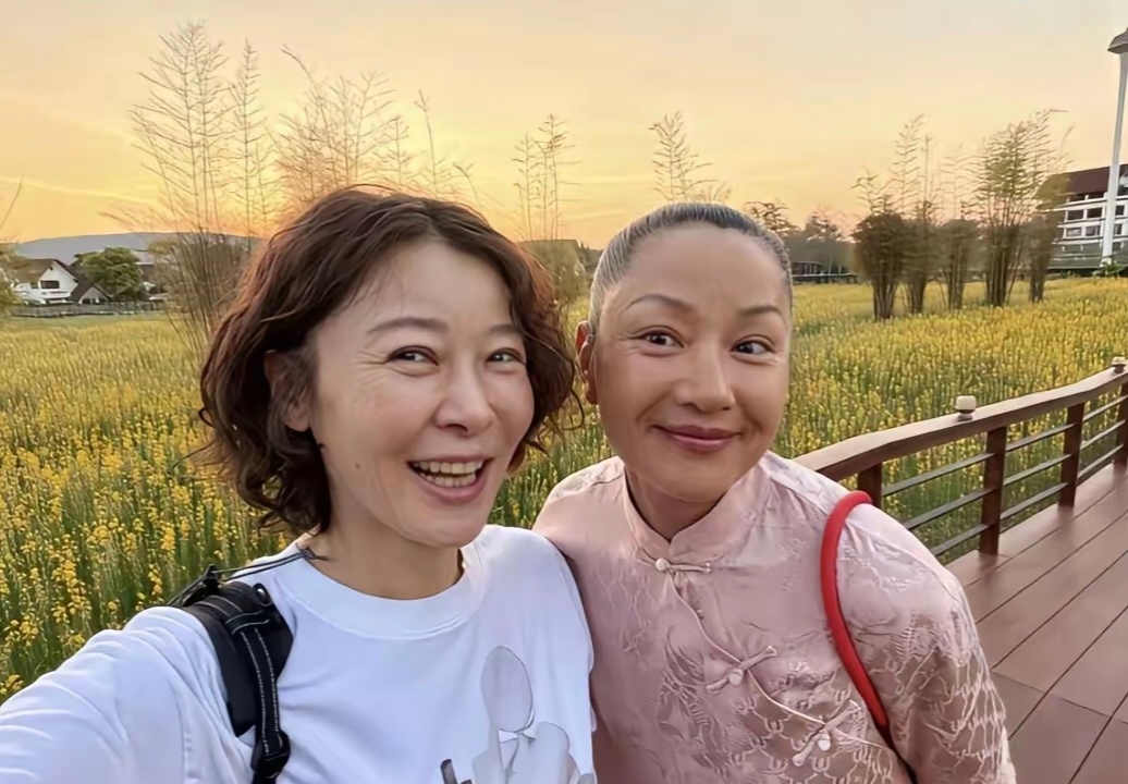 柯蓝，瞿颖素颜生图满脸皱纹好真实，大大方方接纳脸上的岁月痕迹，反倒越看越舒展。 
