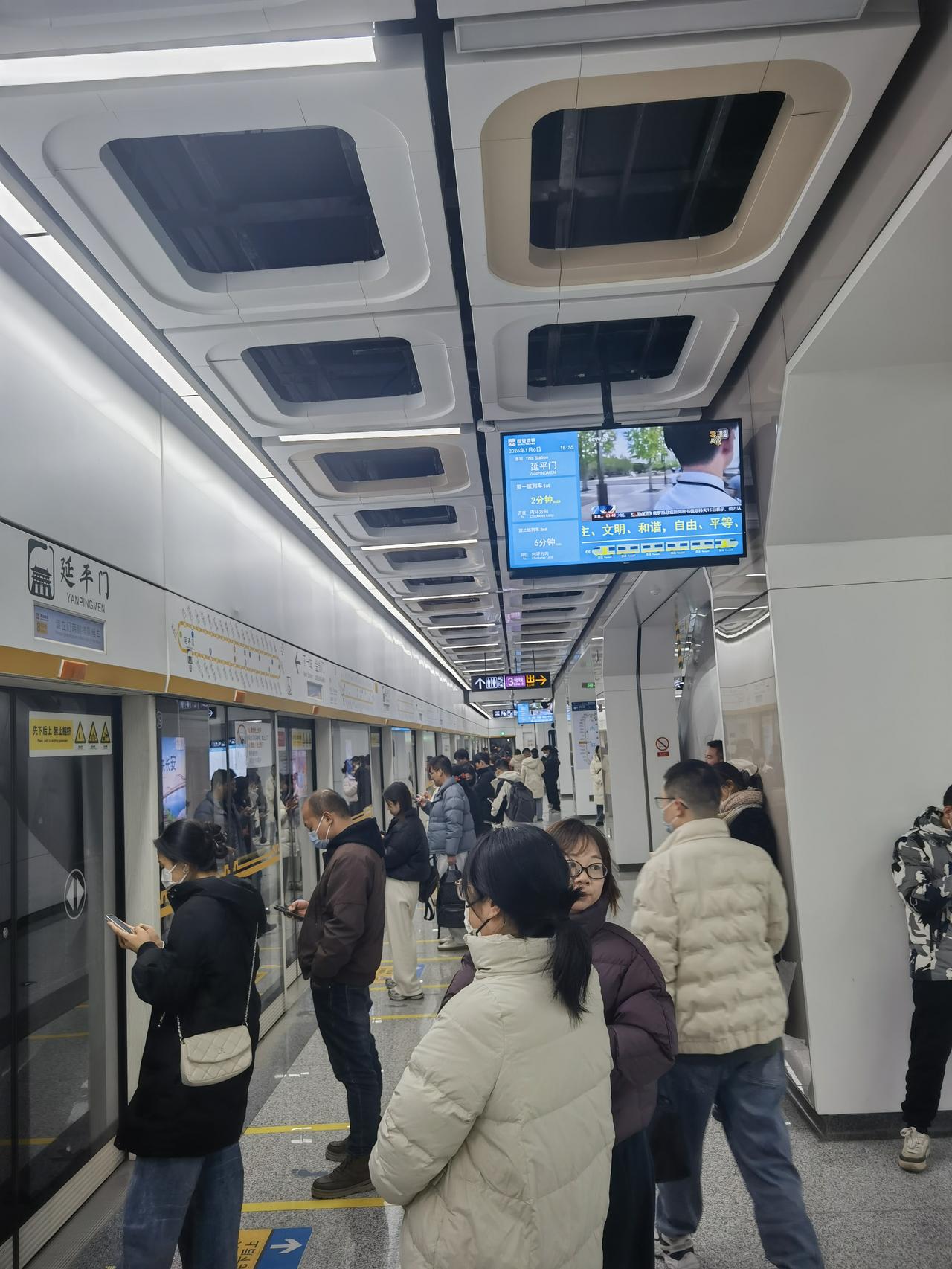 西安地铁八号线周一晚19：00客流量依然爆满，地铁在西安受欢迎程度很高，准时便捷