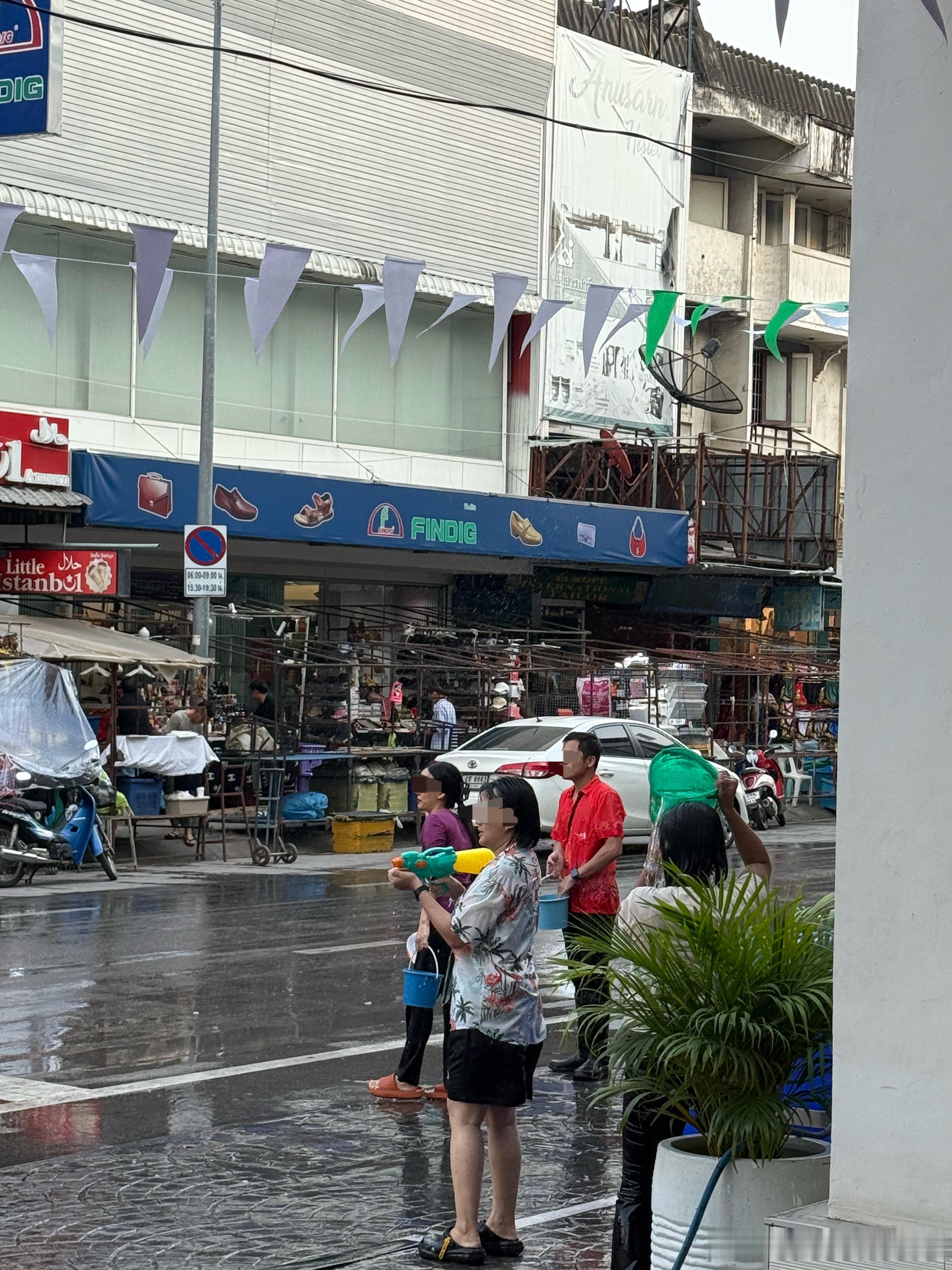 太好笑了！金猴因为在去吸烟点的必经之路上有很多人在泼水，怕湿身就一直没去。刚刚实