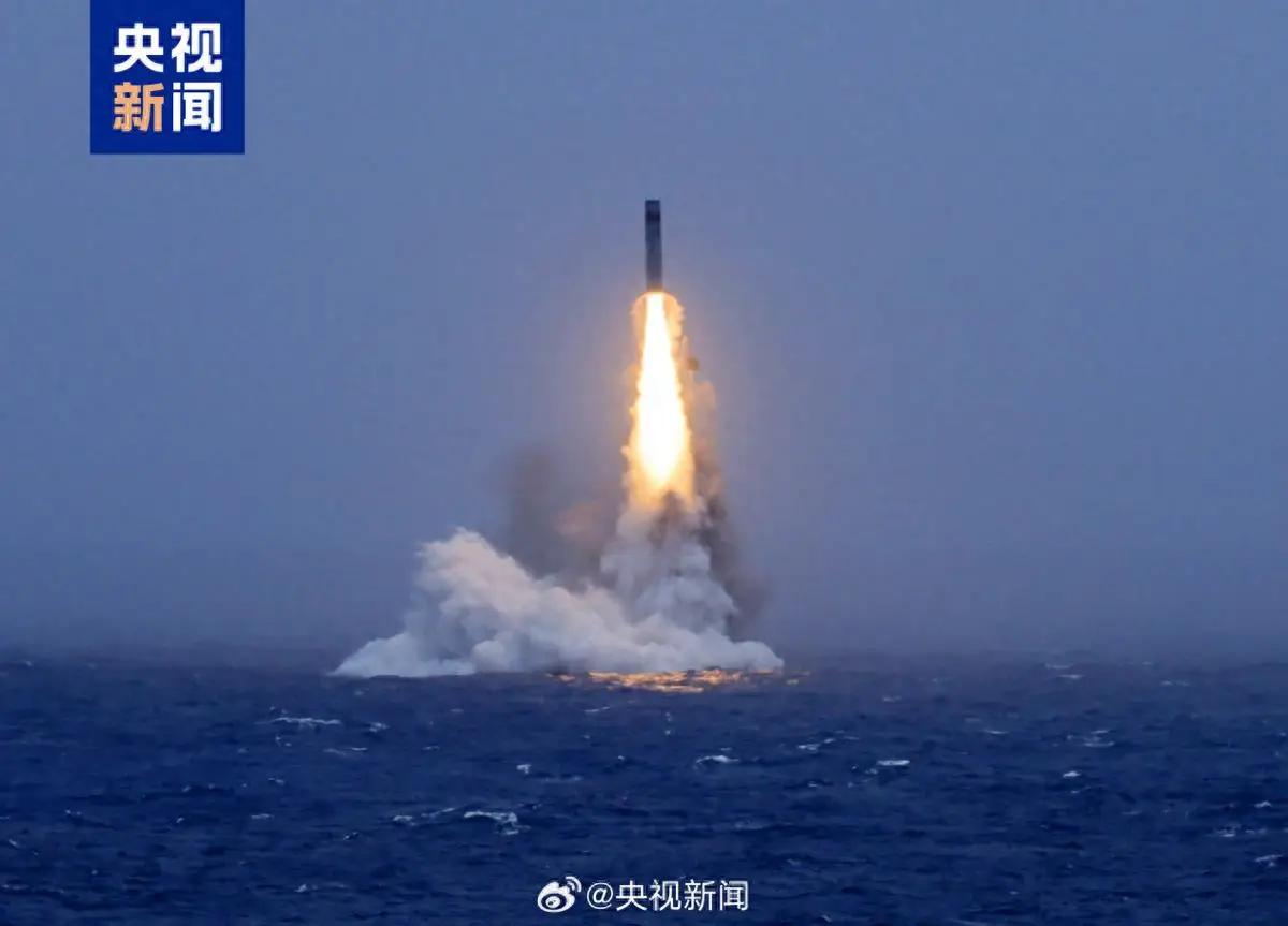 7月6日，中方战略核潜艇向南太平洋指定海域发射了一枚潜射洲际弹道导弹，并精确落入