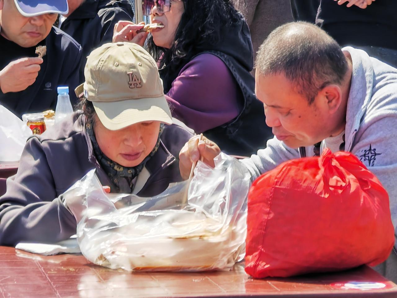 吉林市北山广场好热闹
松花湖野生开江鱼宴
15元一份
赠送米饭
游客吃的好香