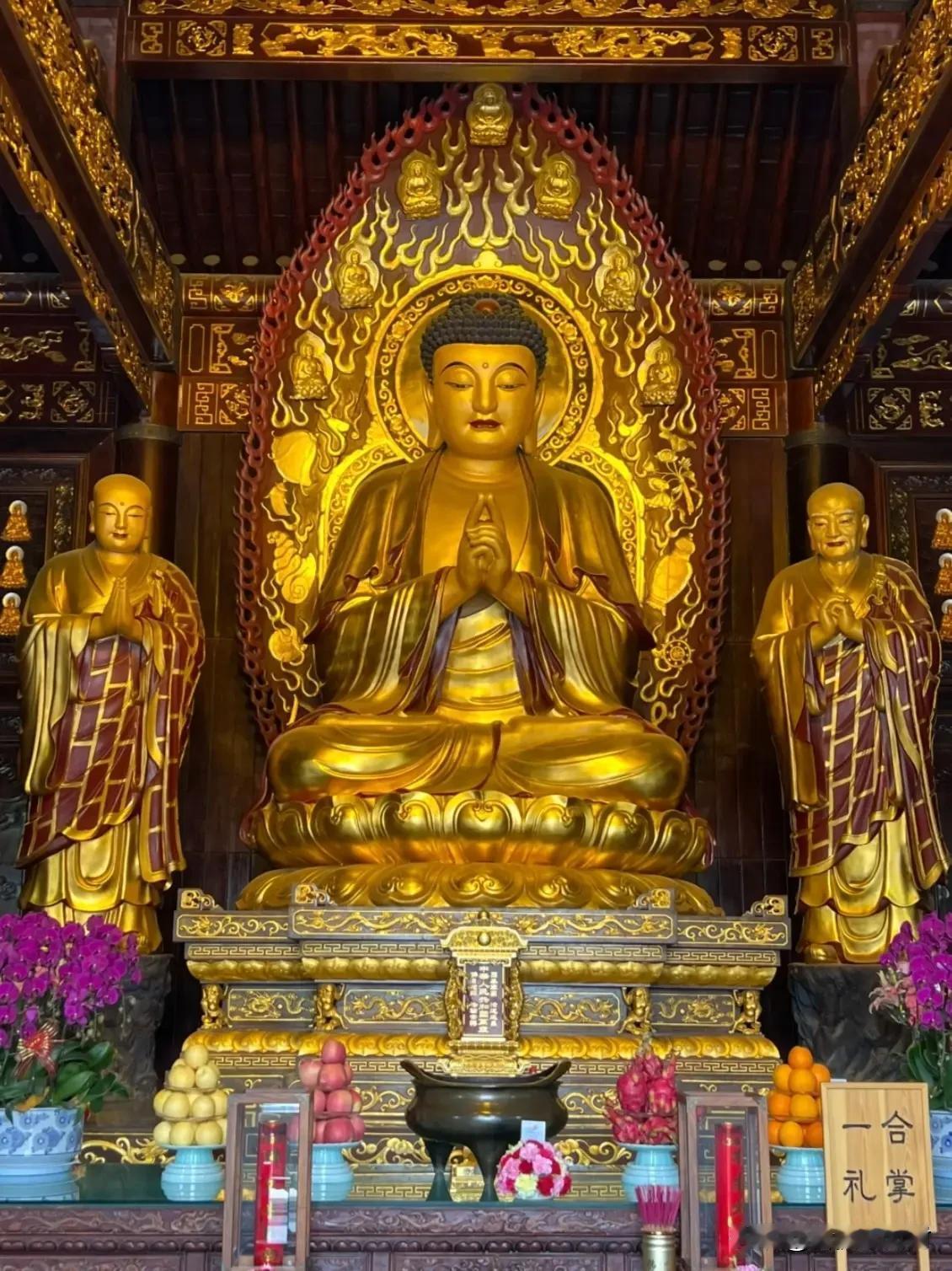 大慈恩寺里的这尊释迦牟尼佛，一合十，就是整个盛唐的安稳
 
走进大慈恩寺的大雄宝
