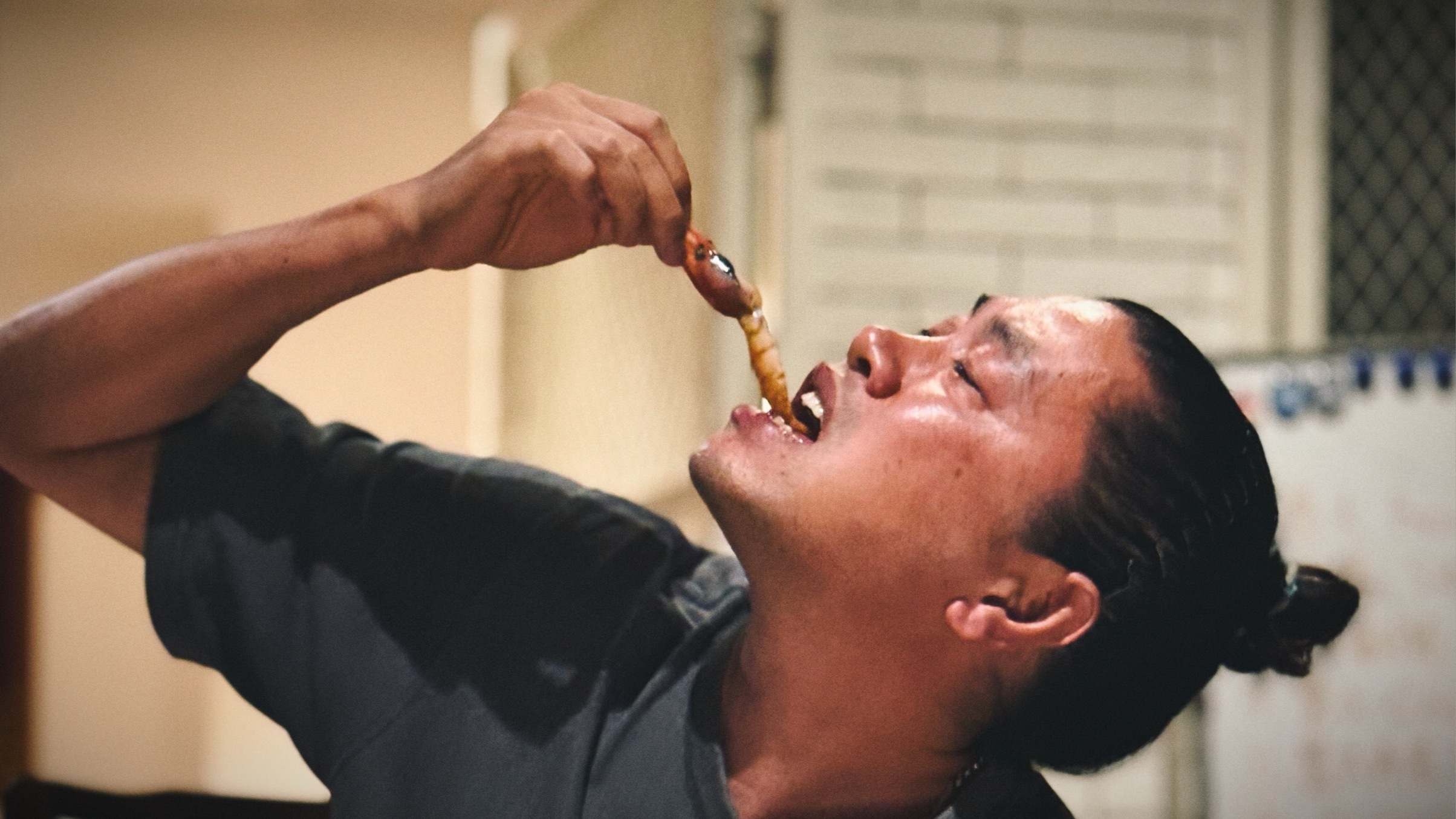 老魏让我表演个贵妃吃虾，要孤独要沉醉还要有pè碎的美，我一直吃到第三个他才满意。