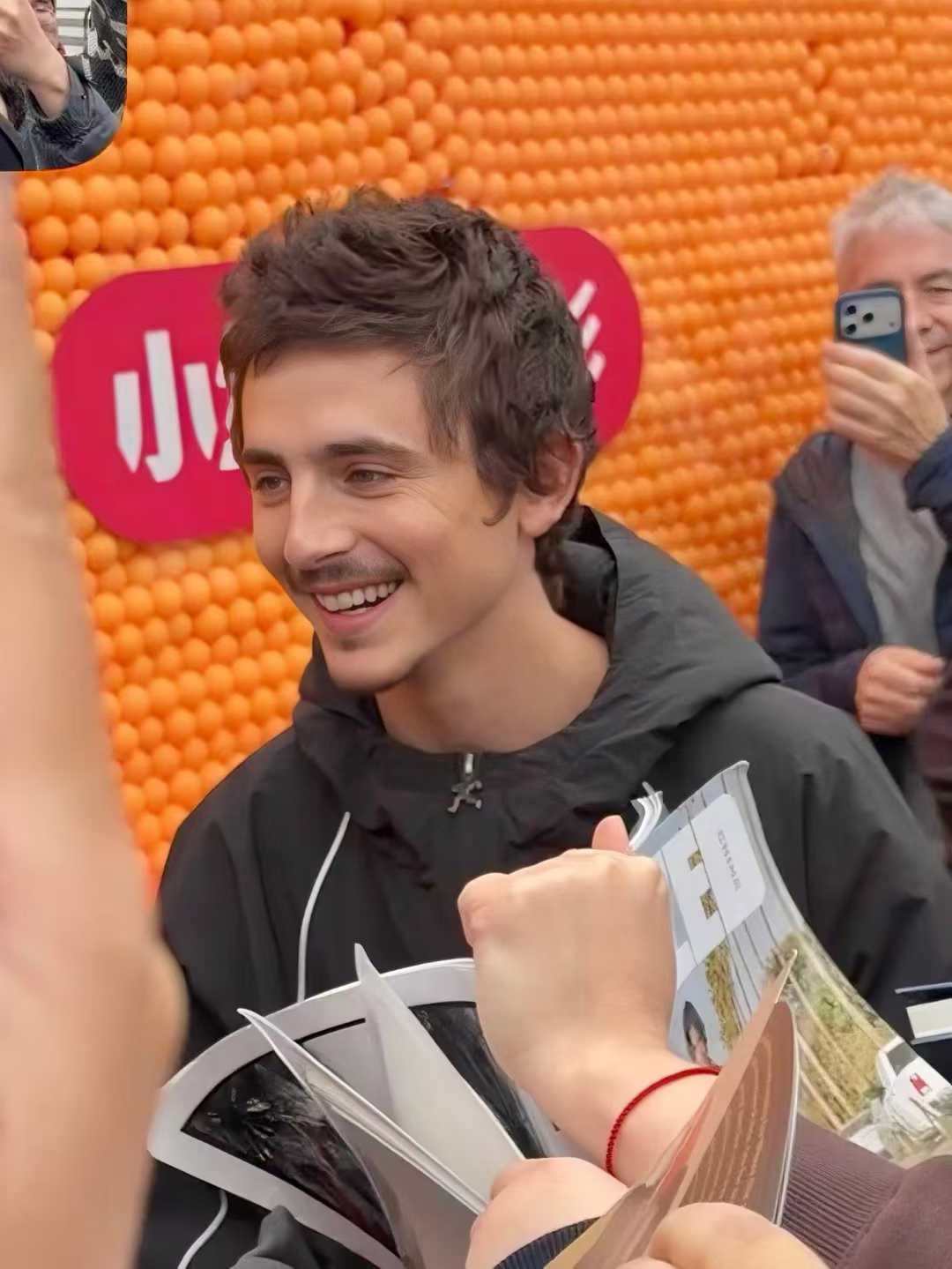 今天在成都"偶遇大爷"的甜茶，看照片里麻将熊猫元素一个没少，咱们中国影迷对好莱坞