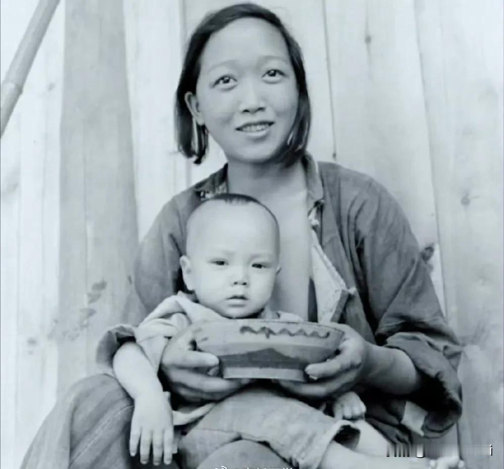 1941年，地点为陕西。美国《生活》杂志的记者卡尔来到宝鸡县武功镇。在施粥的寺庙