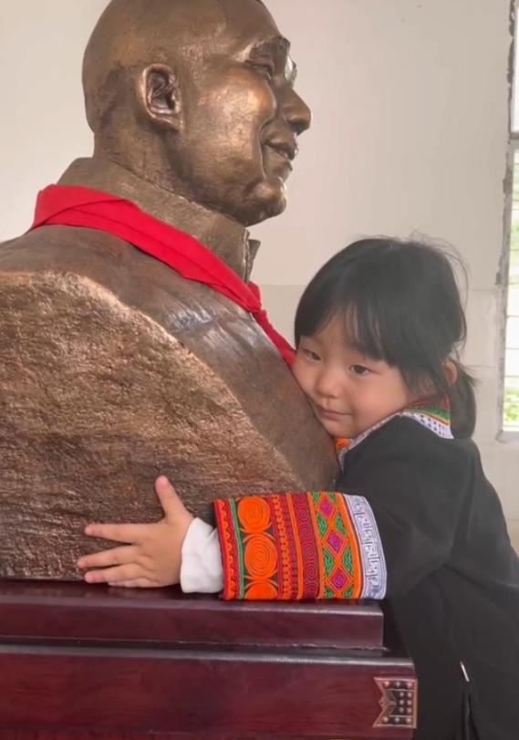 四川成都一女子带着 3 岁的女儿前往大凉山景区游玩，两人走到一石像前时，女儿突然