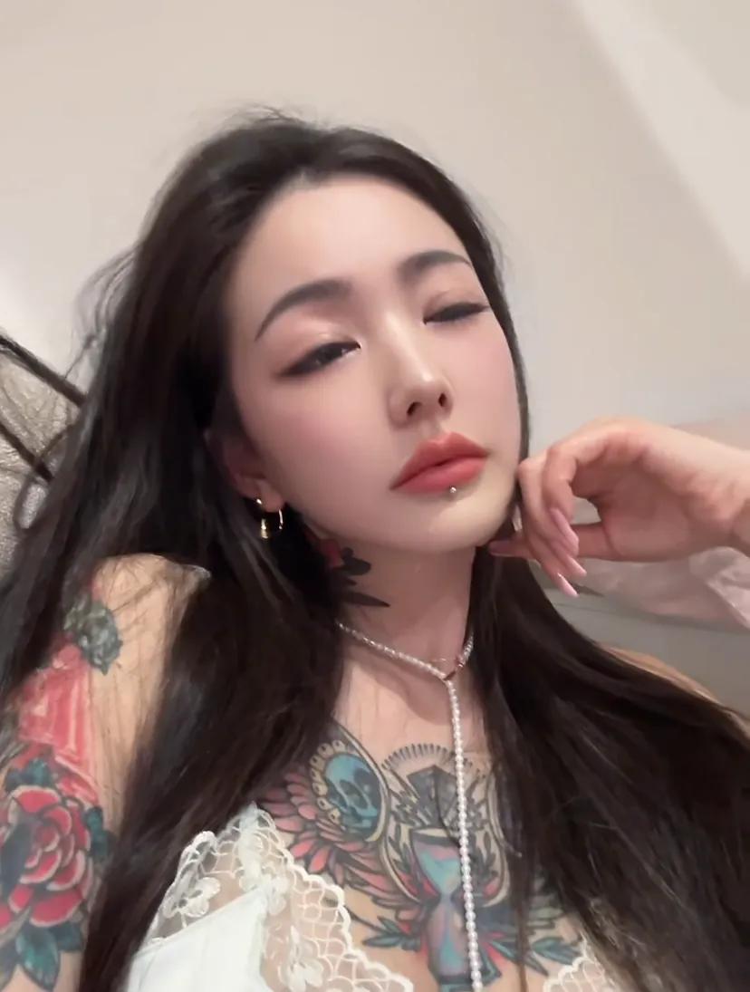 初中时候喜欢我的女孩，如今已经变了样！她嫁给了班上的小混混，如今已经离婚，生了两