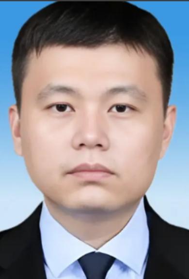 2006年，广东顺德海关的一名普通公务员晚上回到家，悄悄对妻子说：老婆，我的银行