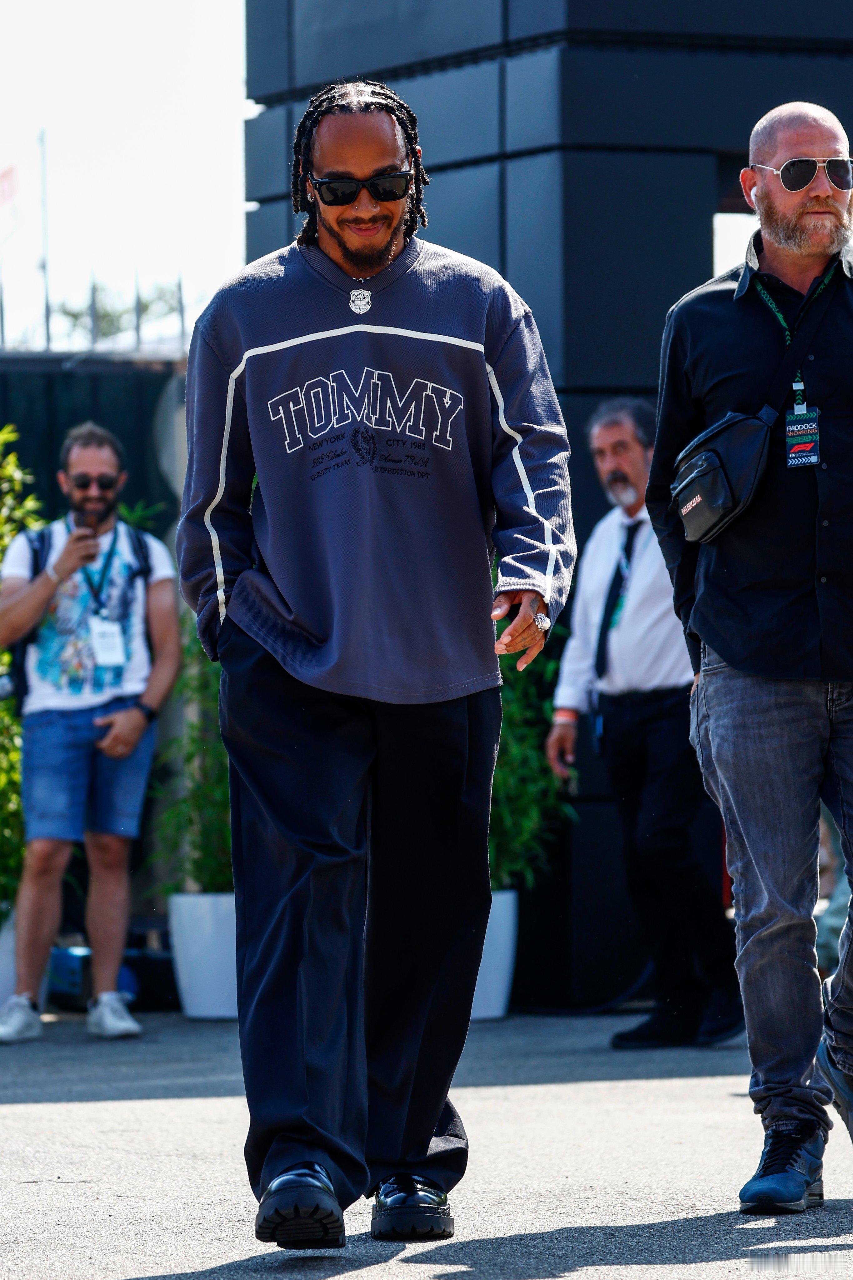 围场时尚达人汉密尔顿的周五穿搭（F1第十六场的第二套）#F1##赛车##2024