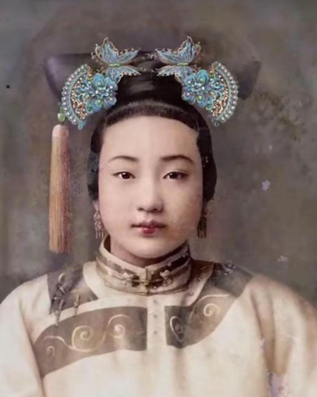 这是隆裕皇后的真实容貌，也难怪光绪独宠珍妃，对她十分冷淡。 