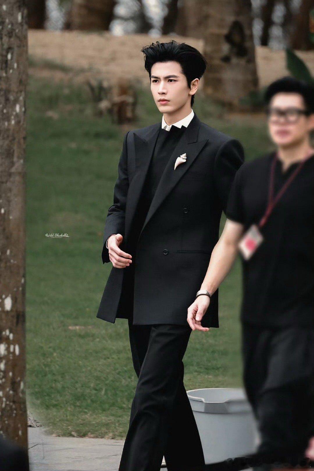 张凌赫ELLE背头造型 谁被张凌赫的ELLE背头造型惊艳到了！发丝整理得一丝不苟