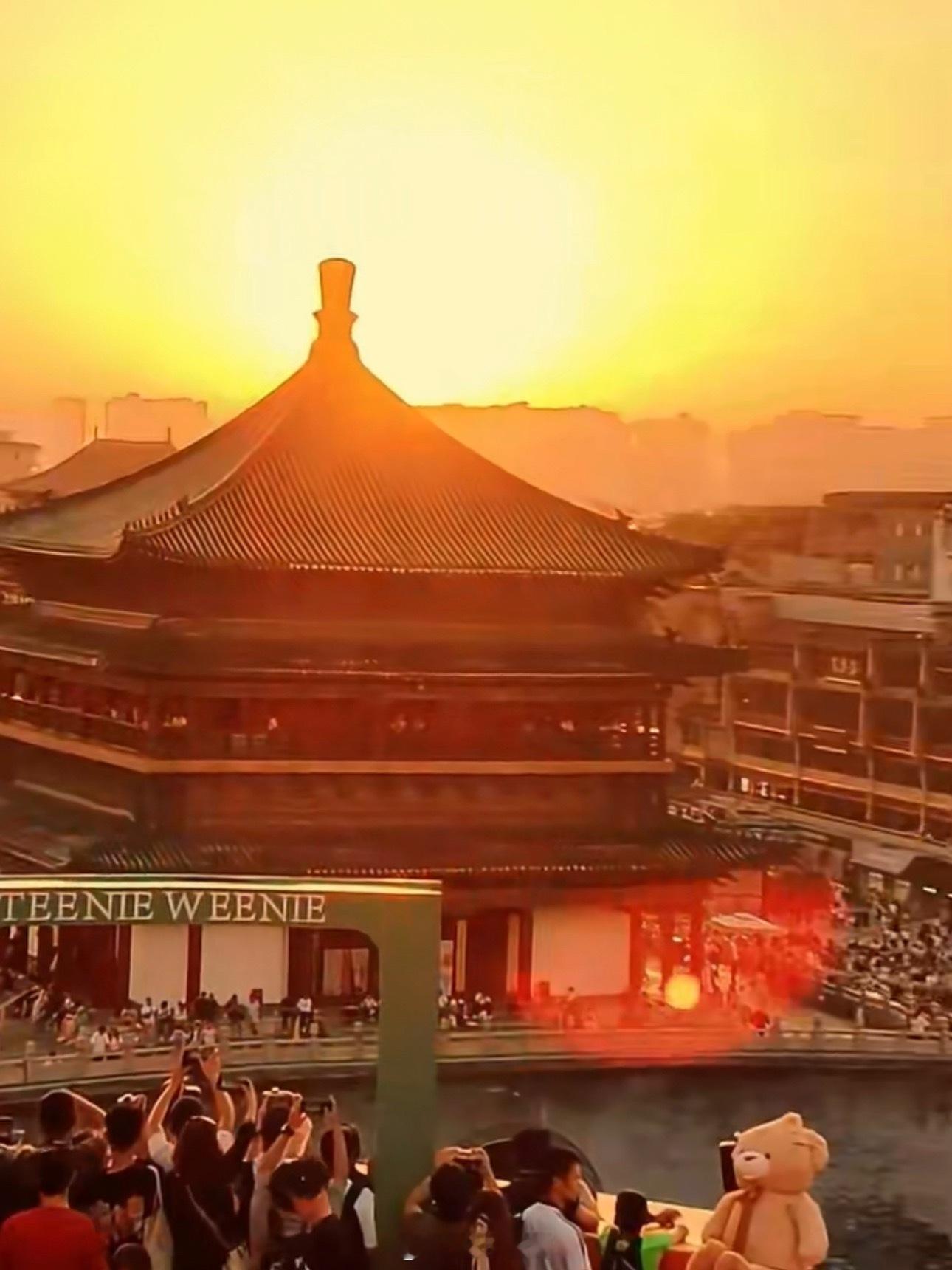 西安用一场秀打开古今之门斜阳染钟楼的古韵，灯光映潮流的鲜活，是千年古都与现代潮范