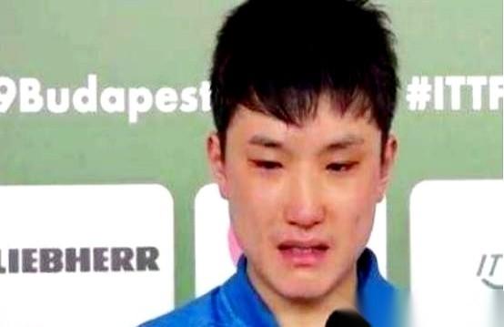 回老家上坟，连村口都没让进。
2022年四川眉山那个村口，一块木牌子直接把张本智