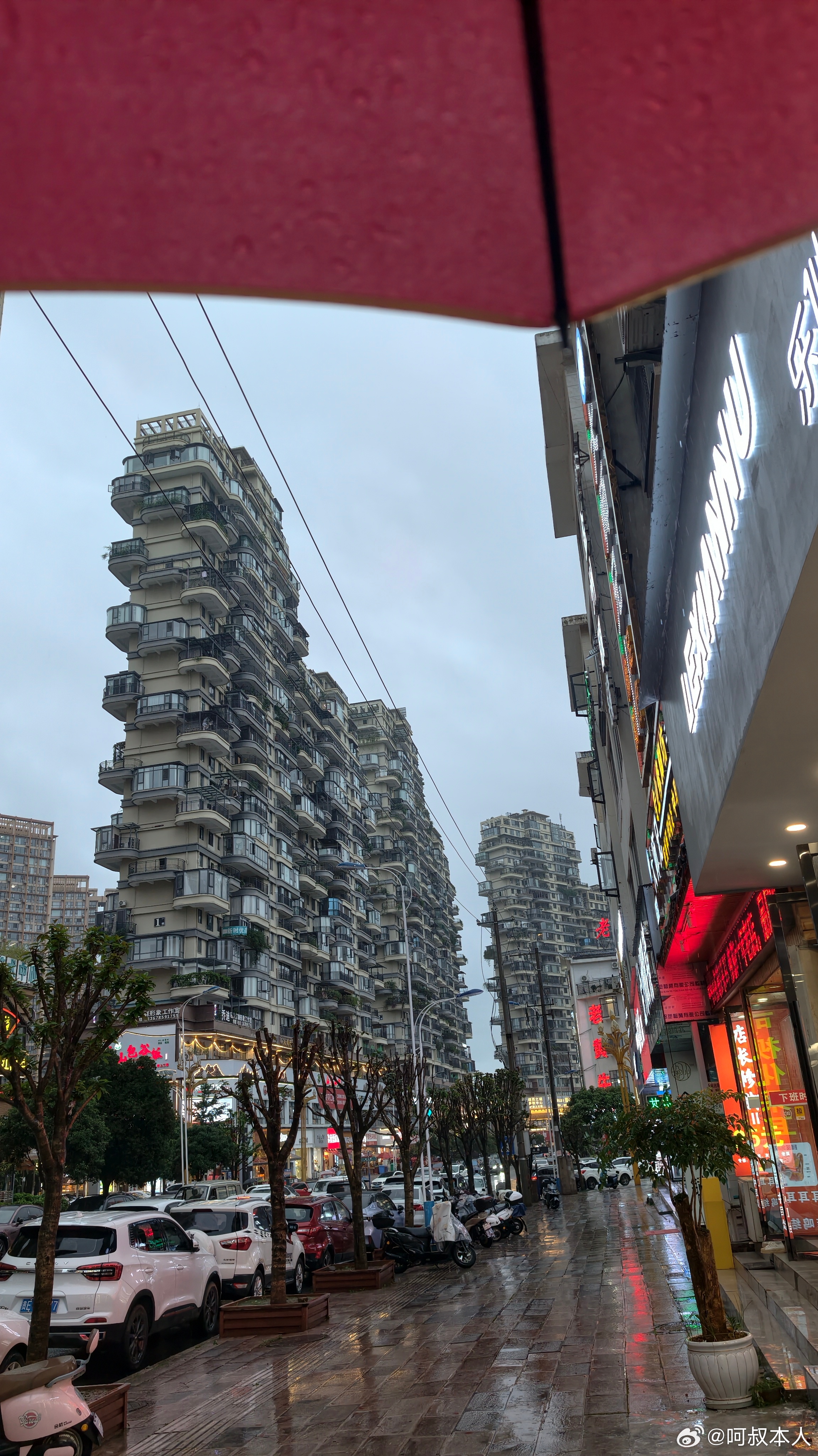 靠近越南了兴义，下雨开了200多公里还在下雨街上魔幻的楼房猜，这道菜叫啥呵叔出差