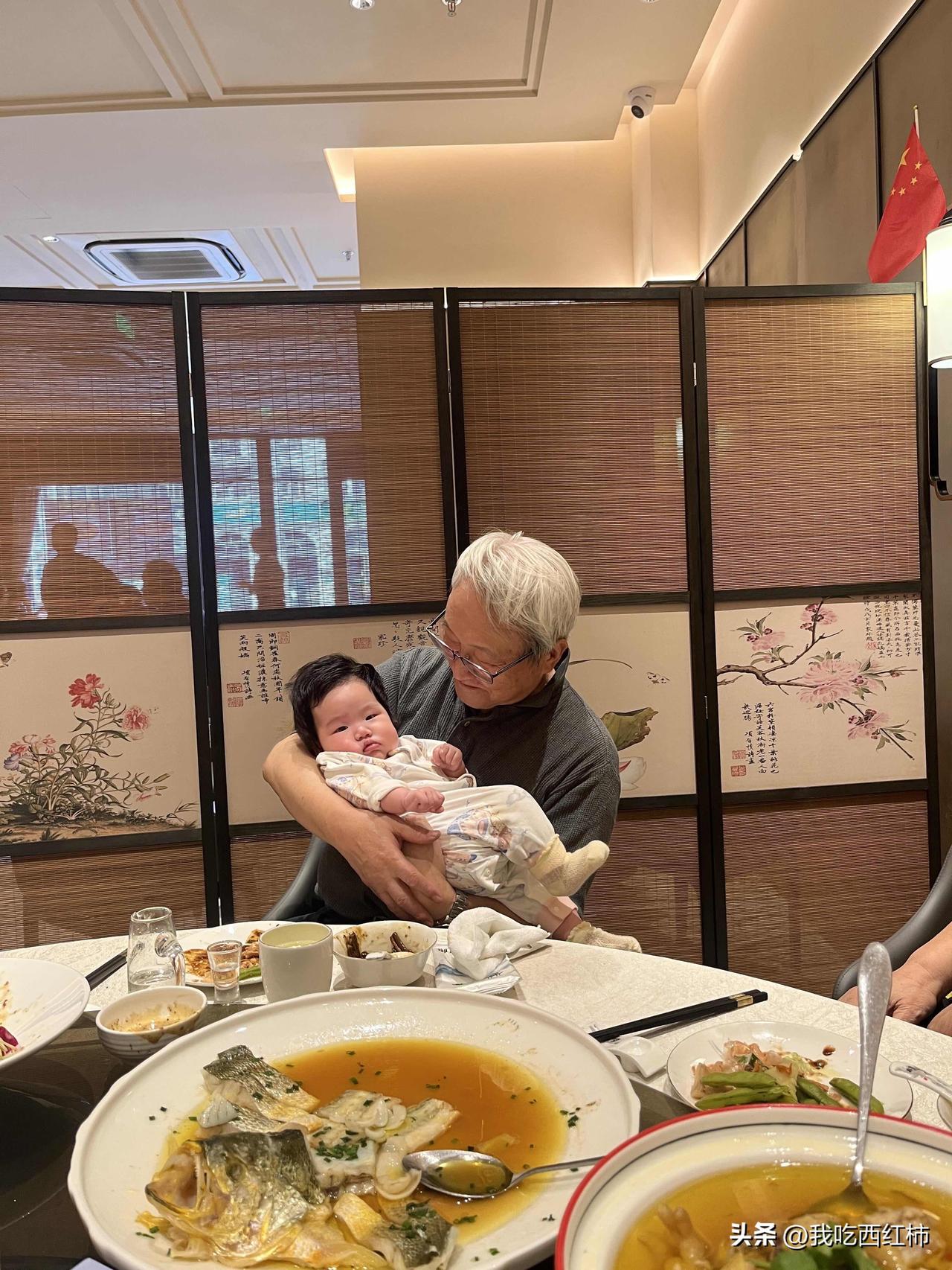 观察婴儿和老人，才发现，人生不过如此
我妈在帮我带孩子，她经常说到：孩子长得真快