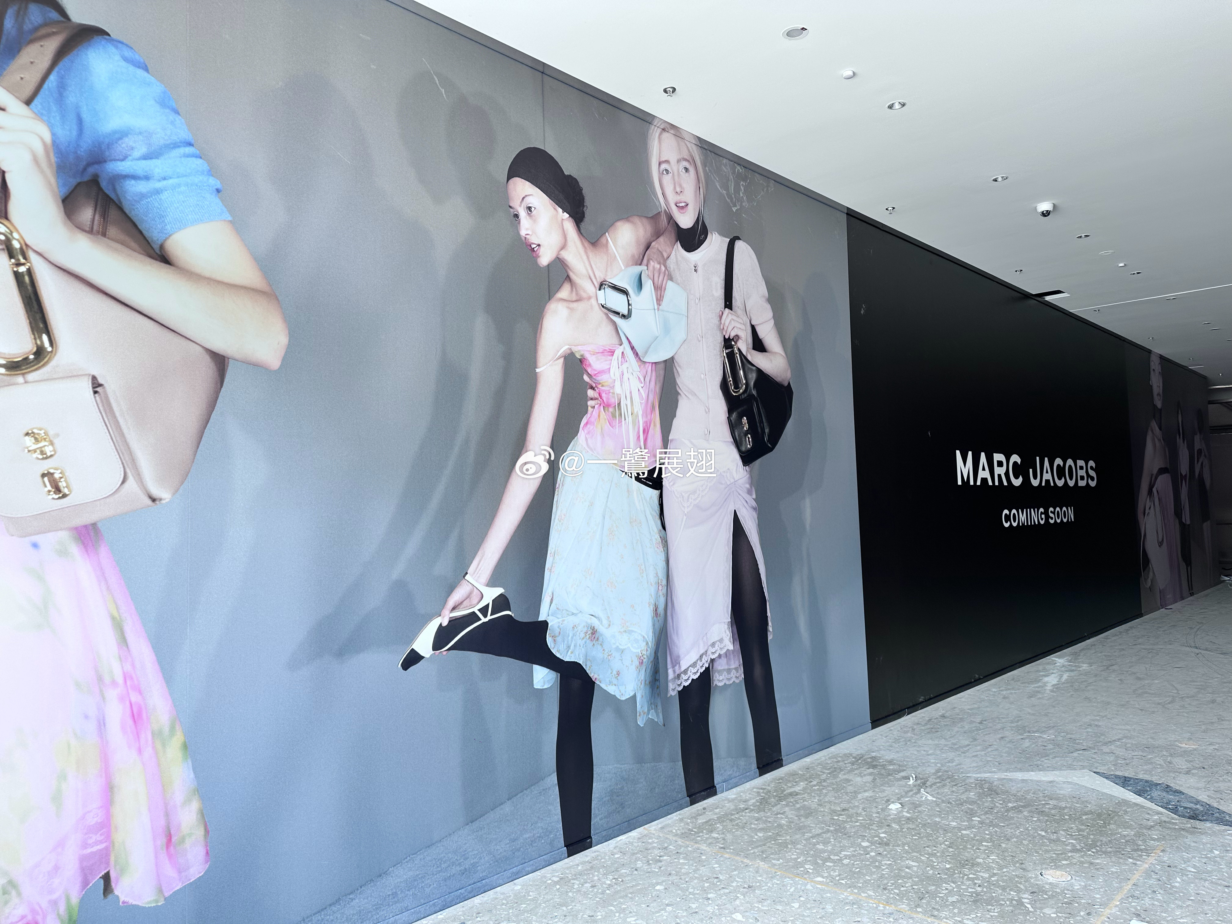 厦门商业  以叛逆风时尚或是小雏菊香氛、相机包闻名的MARC JACOBS马克·