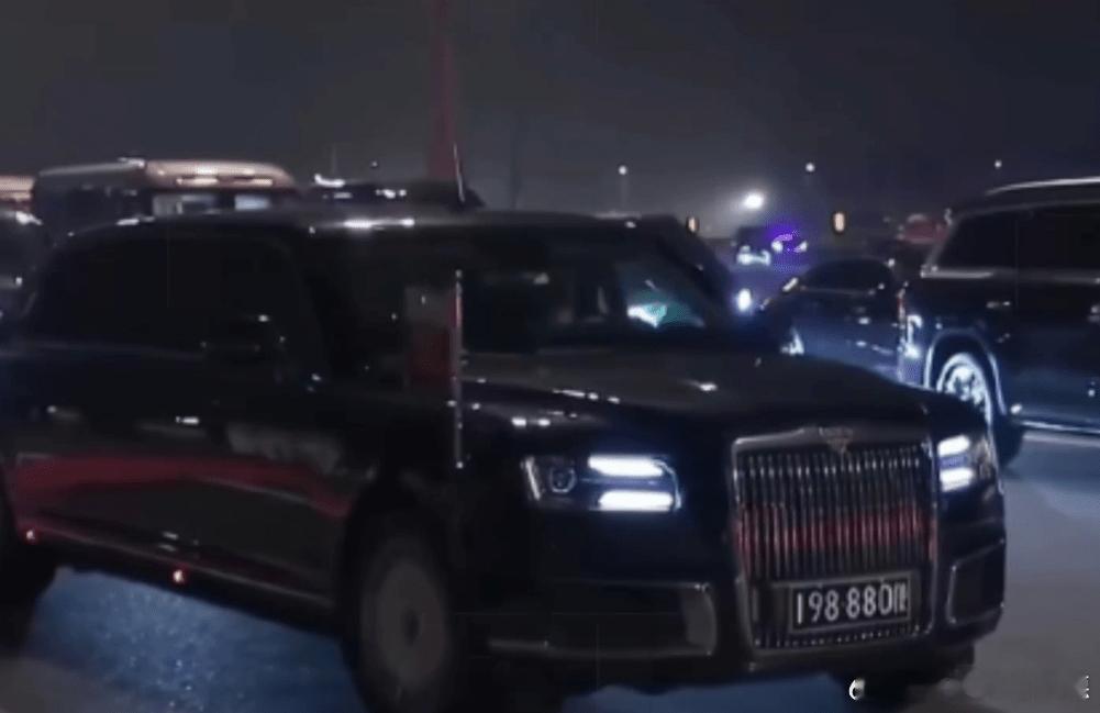 普京访华︱乘“俄版劳斯莱斯”Aurus专车，挂中国“888”车牌惹关注2026-