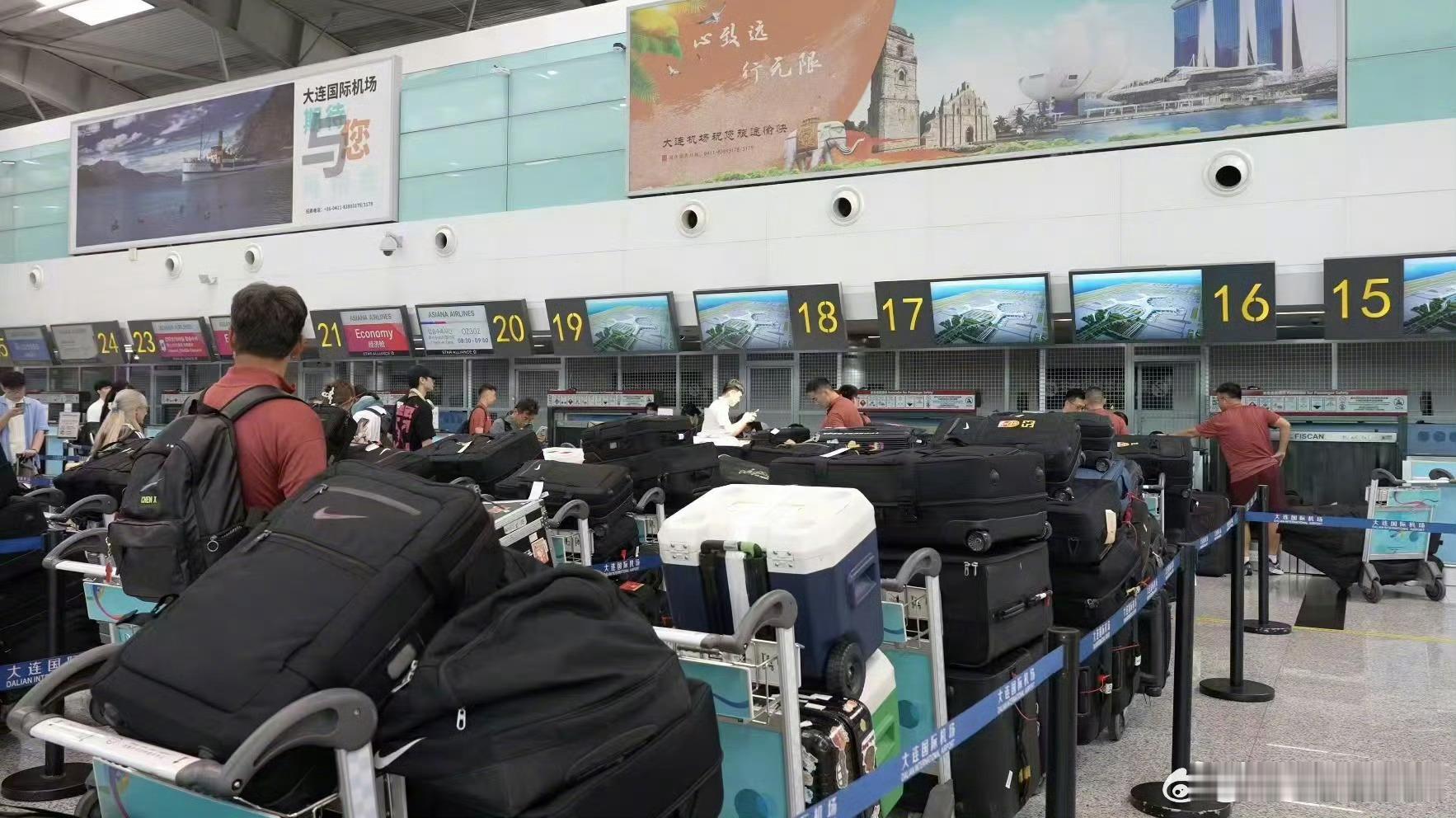 中国国家男子足球队代表团回应行李太多，称共计51人，托运行李140件（其中个人行