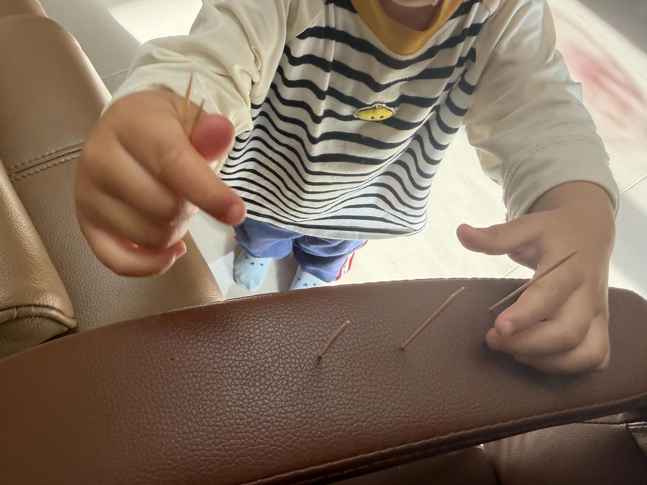 电视剧老中医给病人针灸，小朋友看到了开始给家里的沙发和椅子针灸了[捂脸][捂脸]