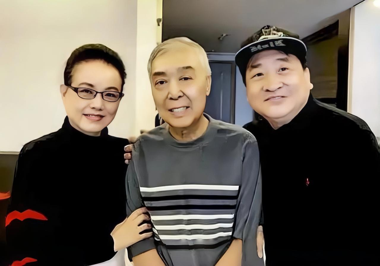 师胜杰老师的嗓音清亮通透，声音极具辨识度。只是步入晚年之后，身形消瘦了许多。
 