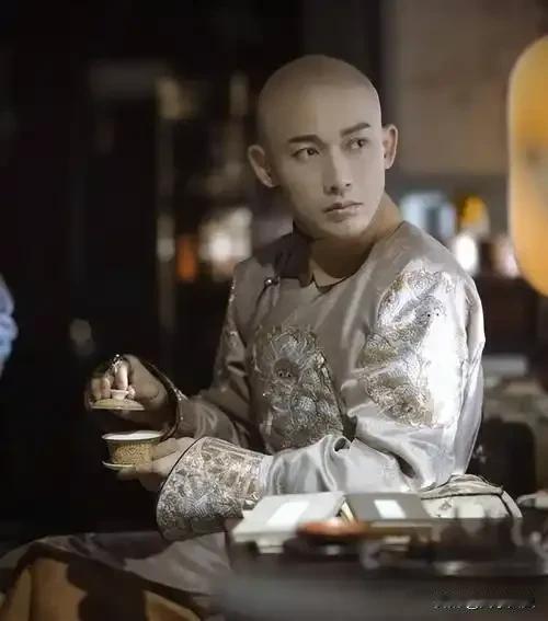 乾隆视首次金川之战为“十大武功”第一。然而该役在川西山地作战艰难，军费开支庞大，