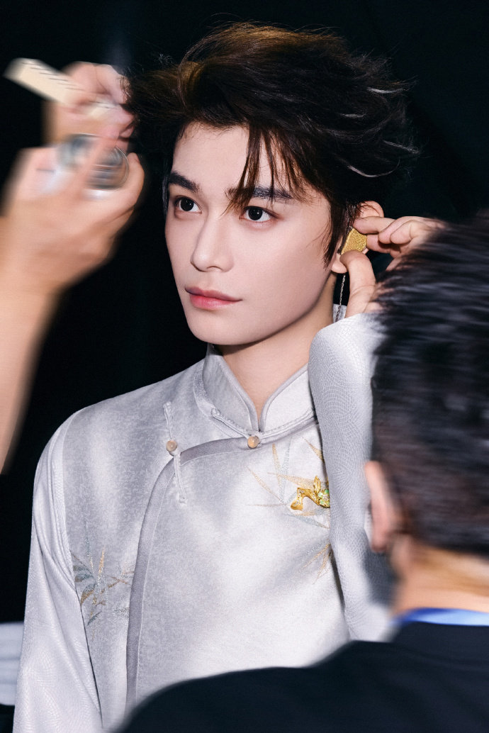 丁禹兮演唱会幕后图丁禹兮酝酿下一个转身 丁禹兮演唱会幕后图好用心！！丁禹兮