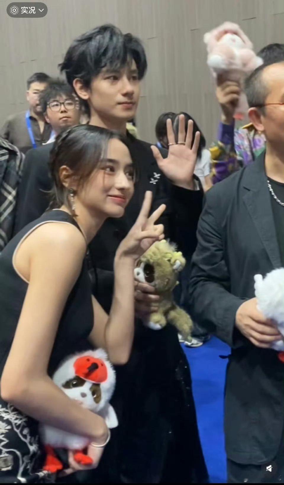胡先煦 李宛妲胡先煦项链里有李宛妲照片  8月21日，恋情曝光，的项链里有小时候