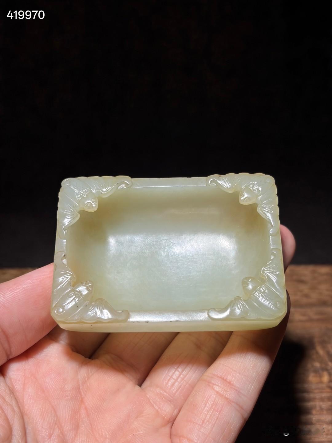 清和田玉蝠纹笔洗
尺寸6.6×4.7×3.1厘米，重量96.9克