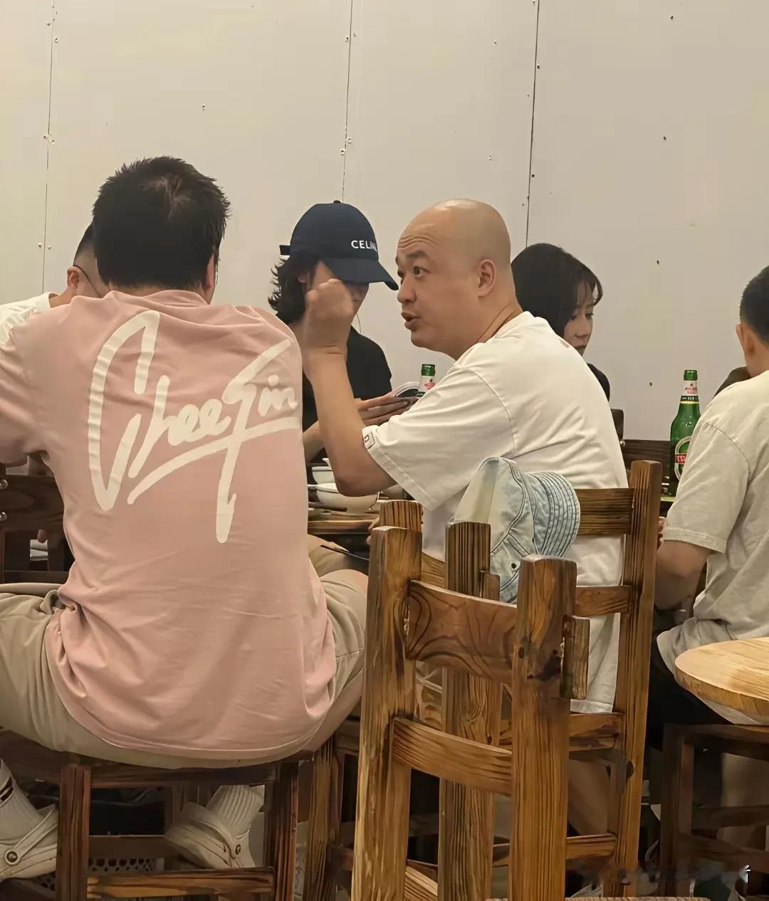 包贝尔和朋友聚餐，这大光头也太明显了吧，不得不说包贝尔长着一张帅气的脸，什么时候