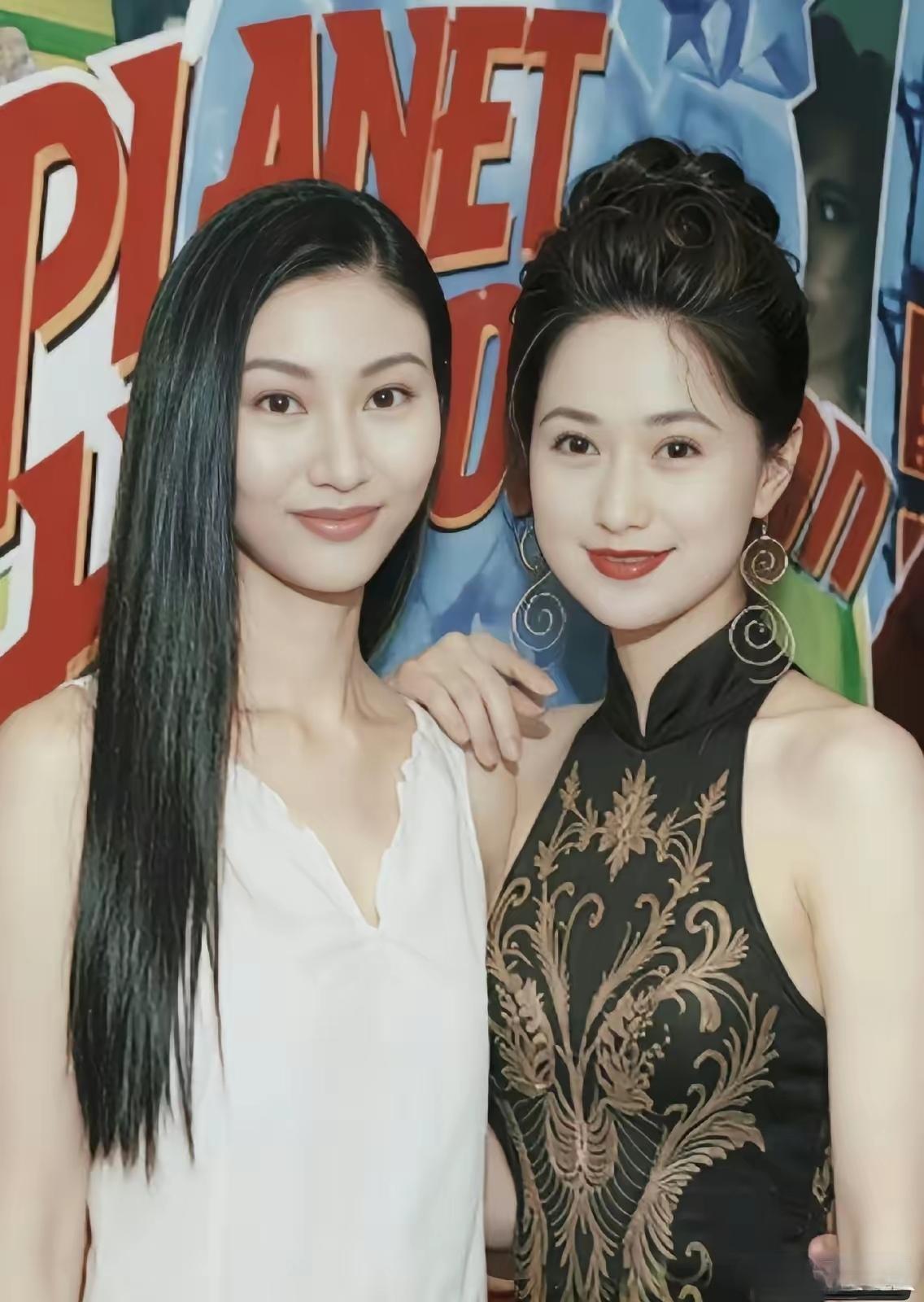 跟香港第一美女李嘉欣站在一起，她毫不逊色。

但我敢打赌，知道她名字的人，肯定没