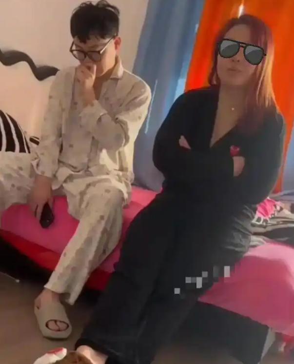 女子在出租屋出轨，被老公当场逮住。老公对眼前这对男女，既没打也没骂。他只是对那男