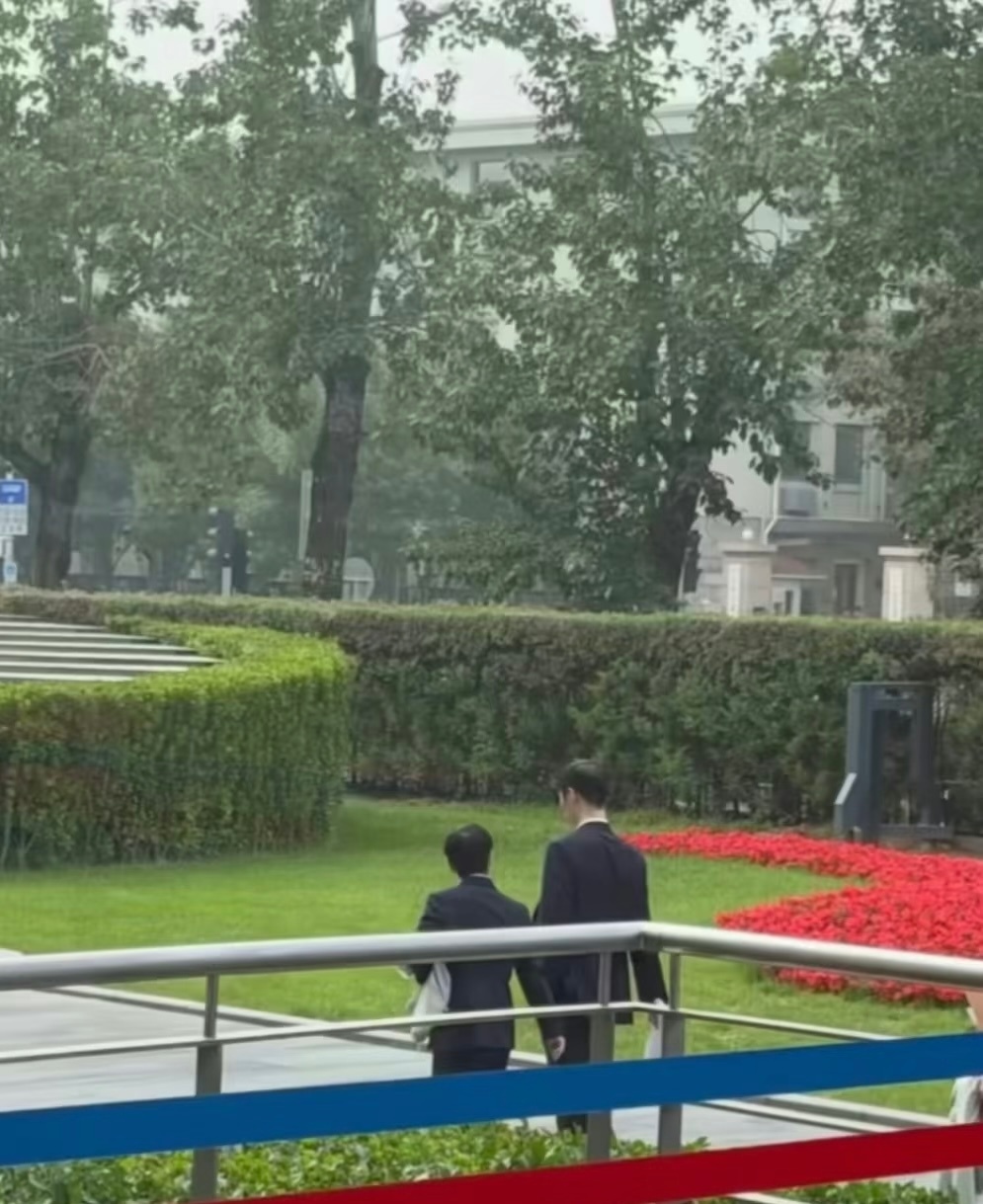 孙颖莎正装西装孙颖莎，这是什么活动啊，第一次见穿正装的莎莎 